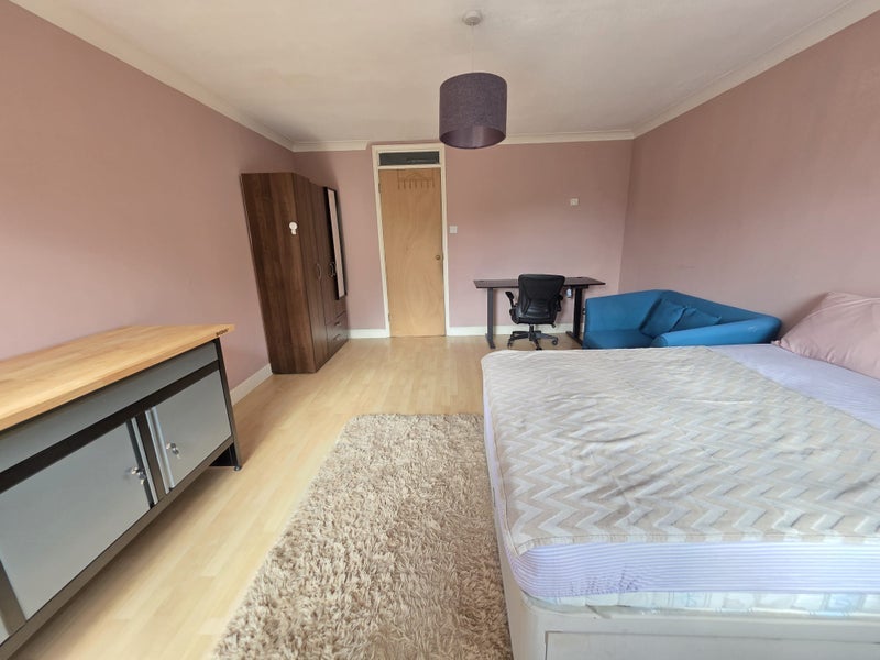 Room Aspen Close in Greater London