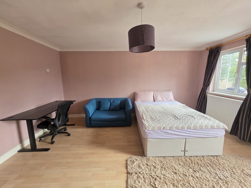 Room Aspen Close in Greater London