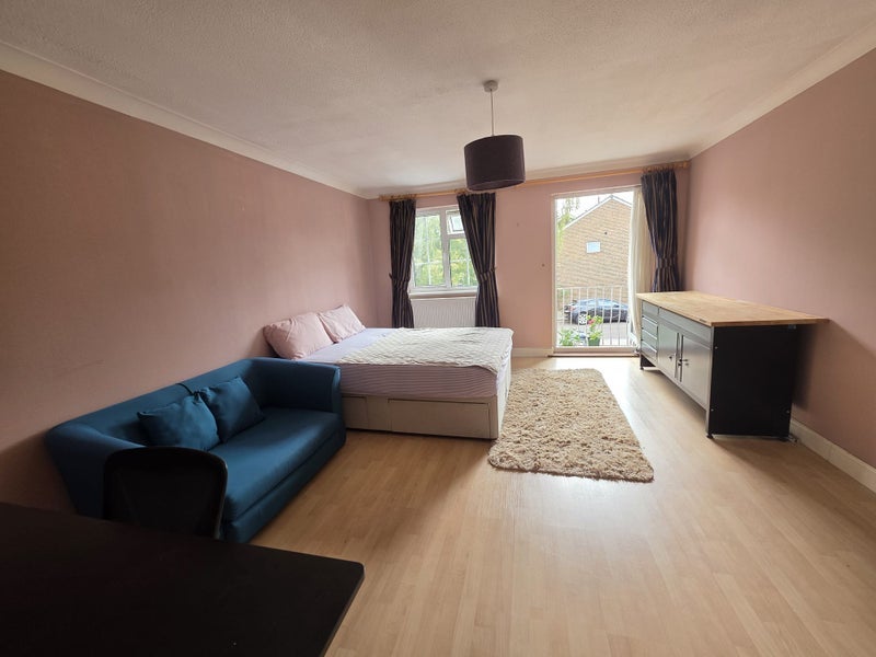 Room Aspen Close in Greater London