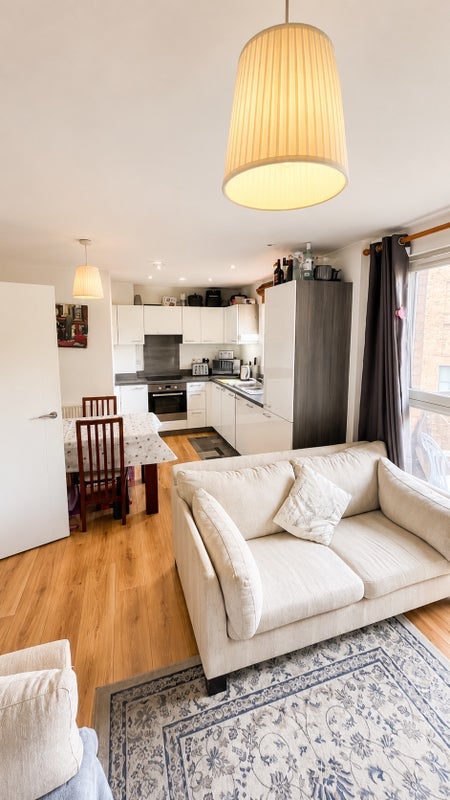 Flat Connersville Way in Greater London