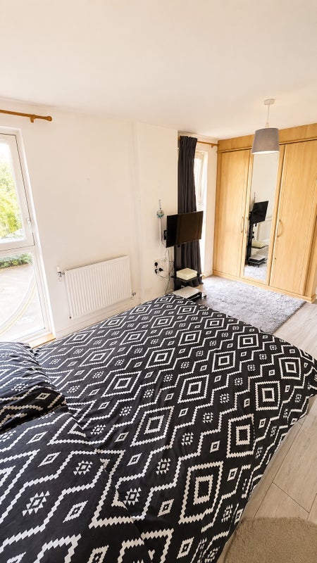 Flat Connersville Way in Greater London