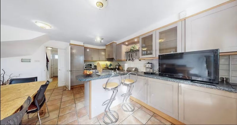 Room Station Road in Greater London
