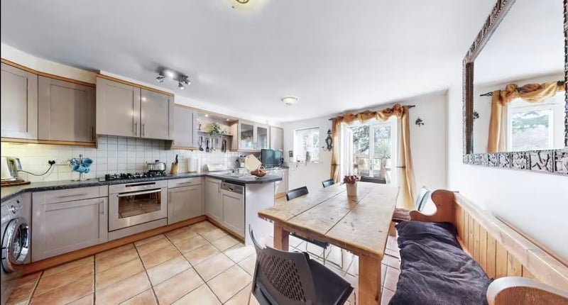 Room Station Road in Greater London