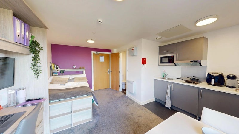 Room Penlinken Drive in Liverpool