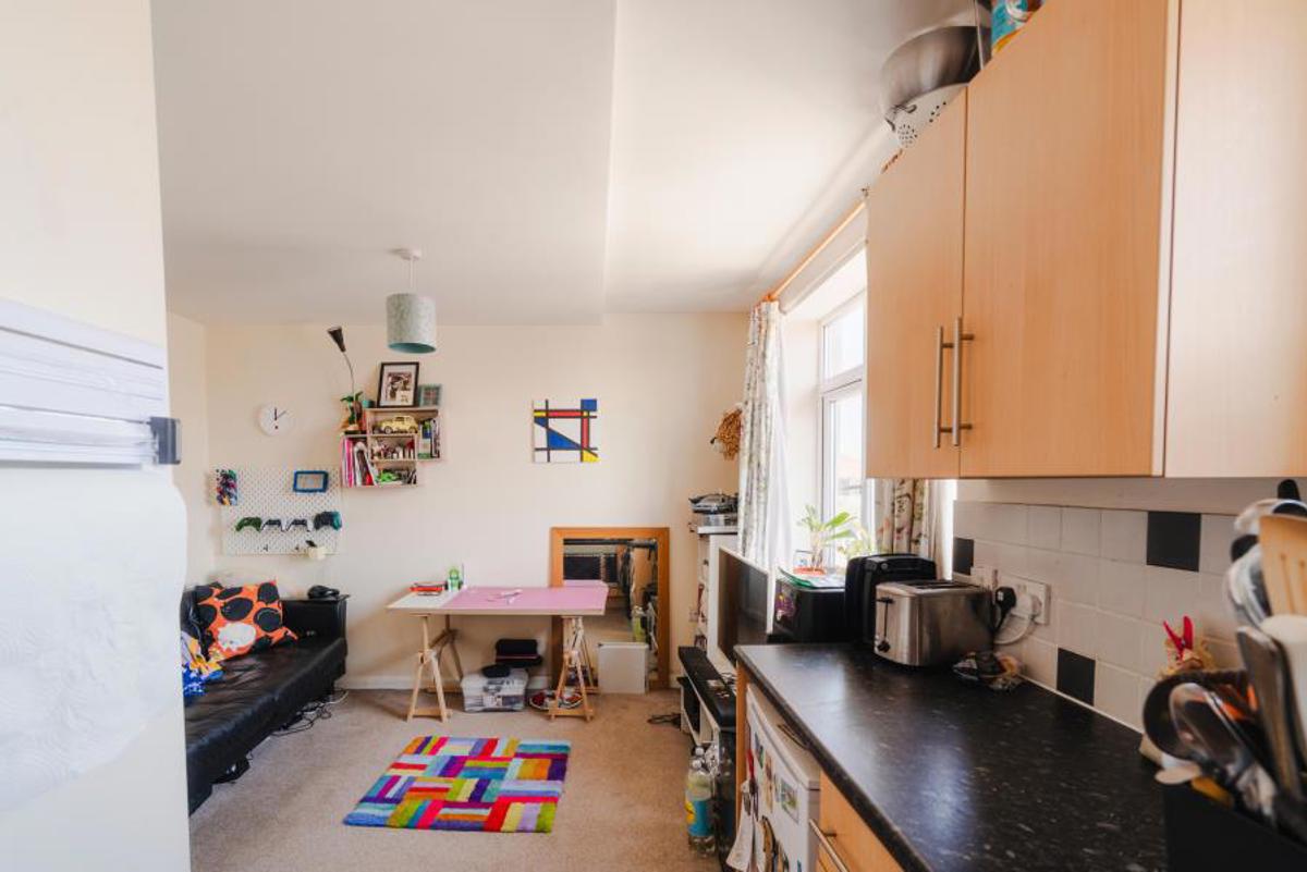 Flat Wallscourt Road in Filton