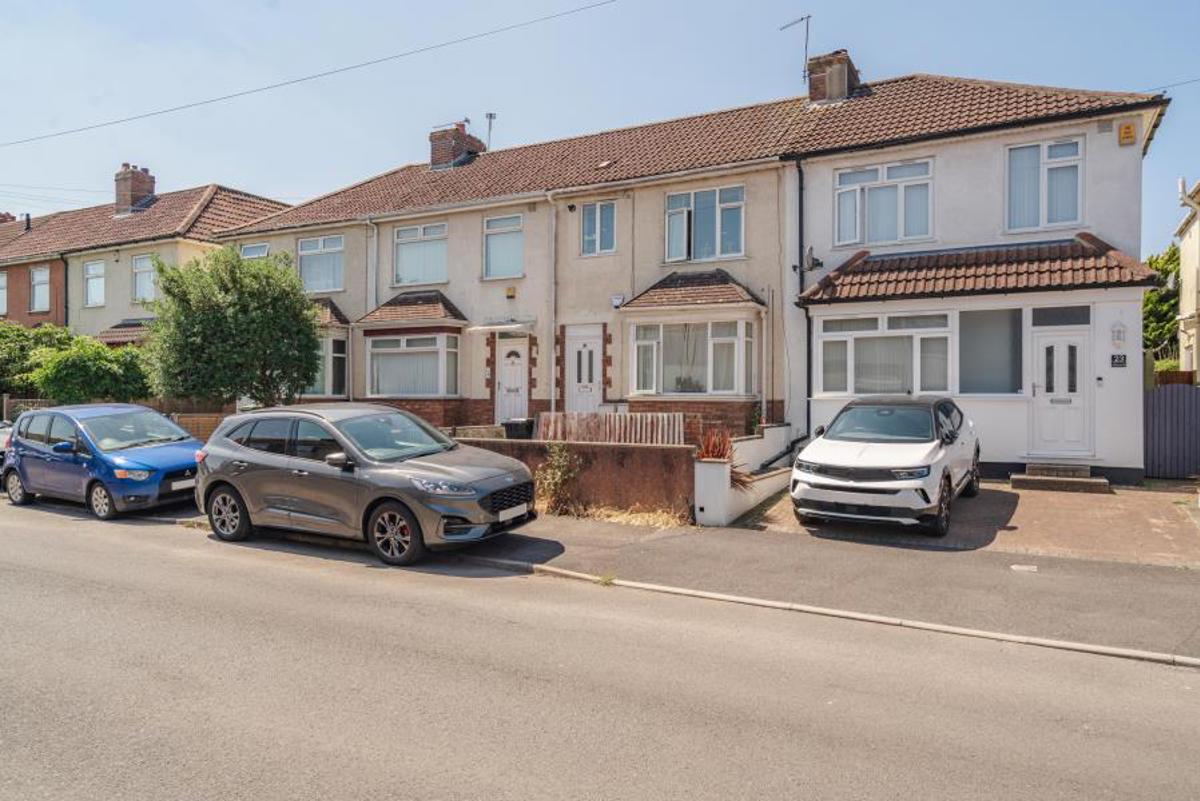 Flat Wallscourt Road in Filton