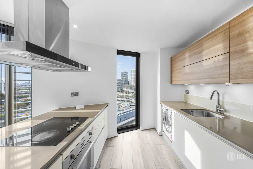 Flat Station Street in Greater London