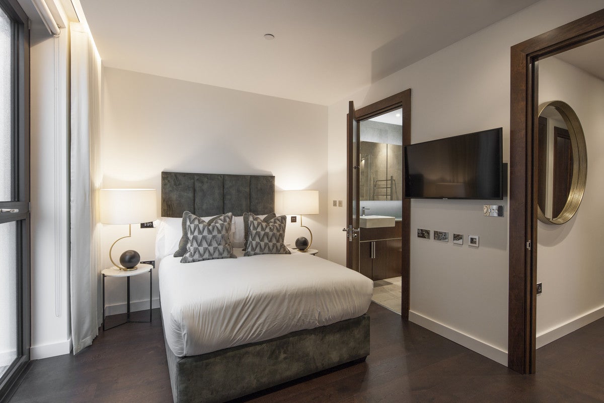 Flat Ponton Road in Greater London