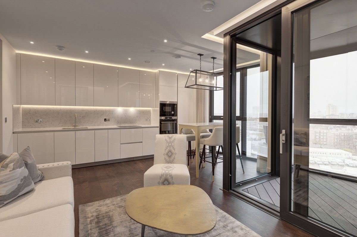 Flat Ponton Road in Greater London