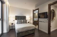 Flat Ponton Road in Greater London