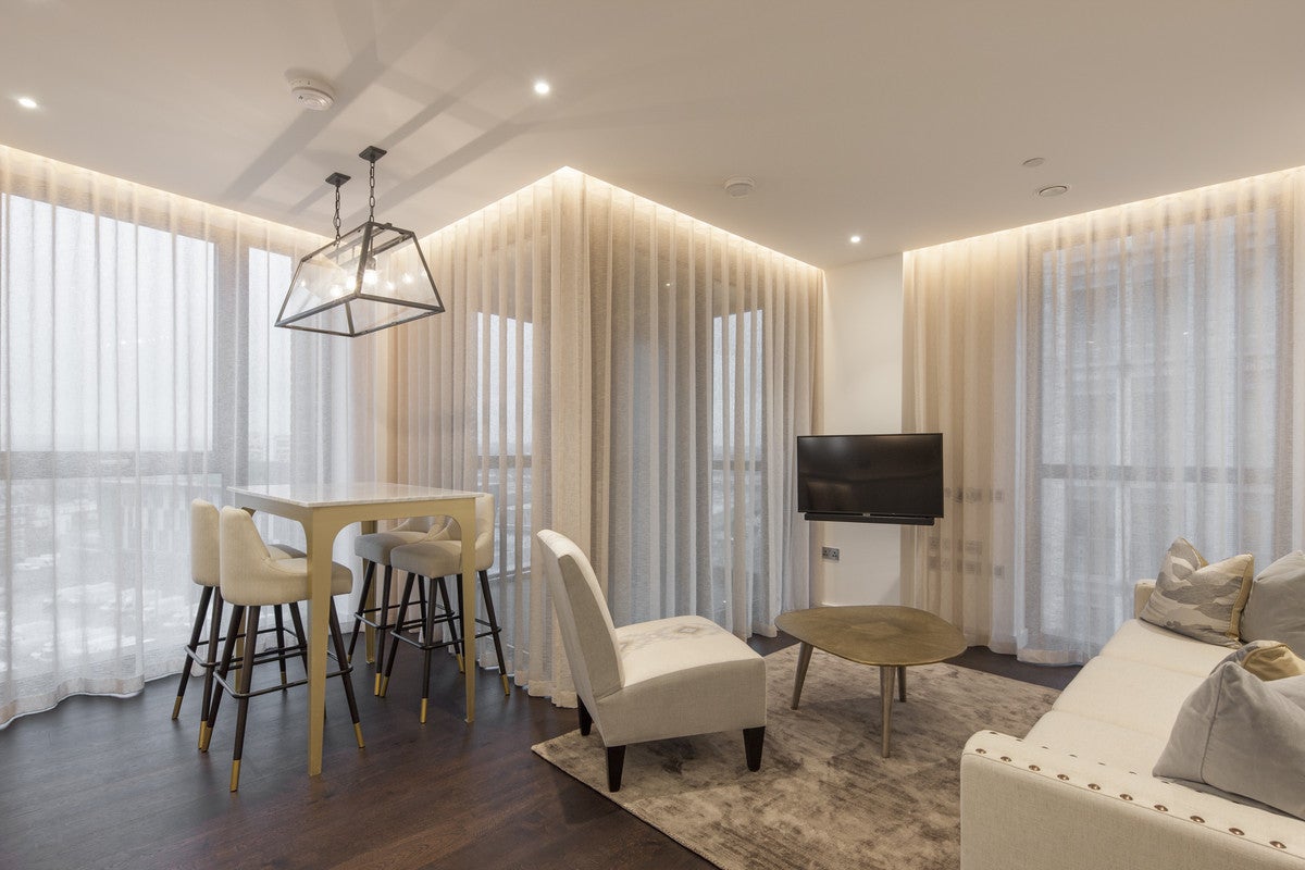 Flat Ponton Road in Greater London
