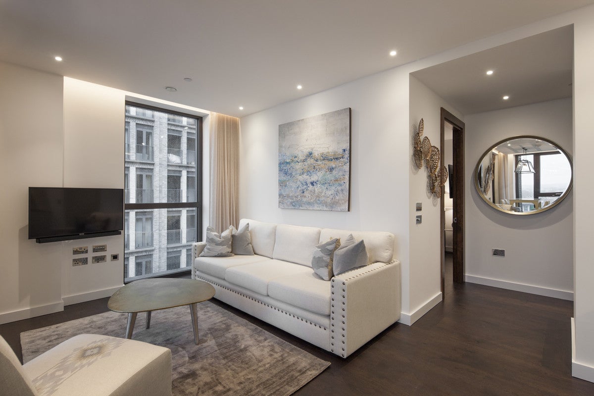 Flat Ponton Road in Greater London