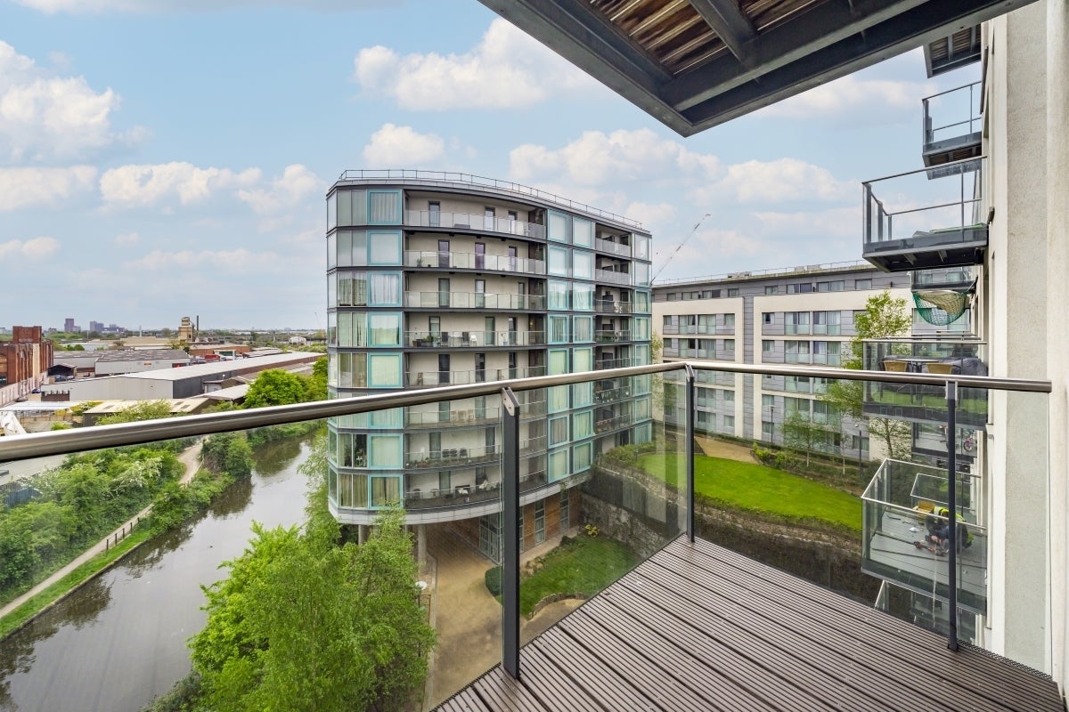 Flat Station Approach in Greater London