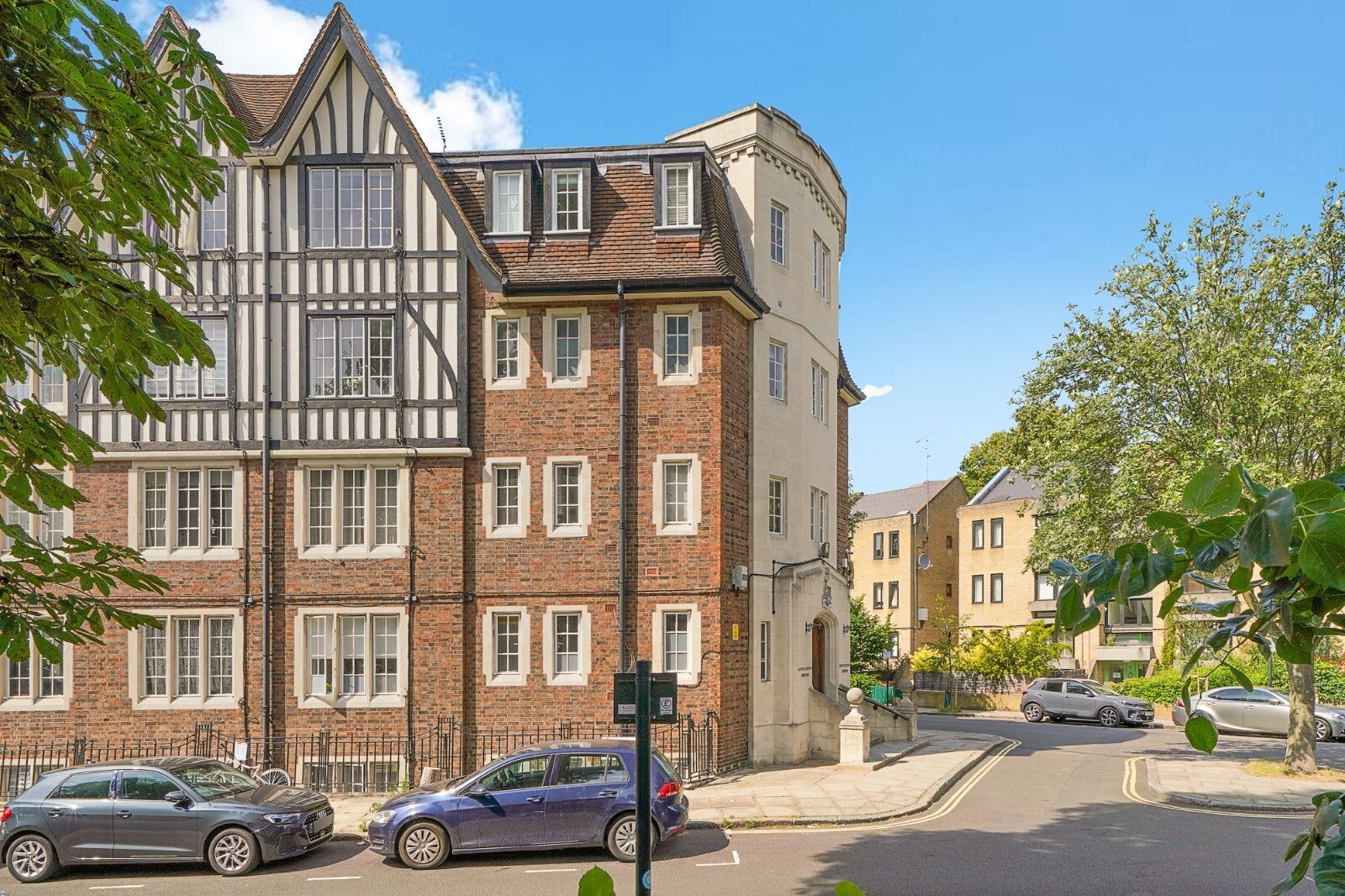 Flat Mortimer Crescent in Greater London