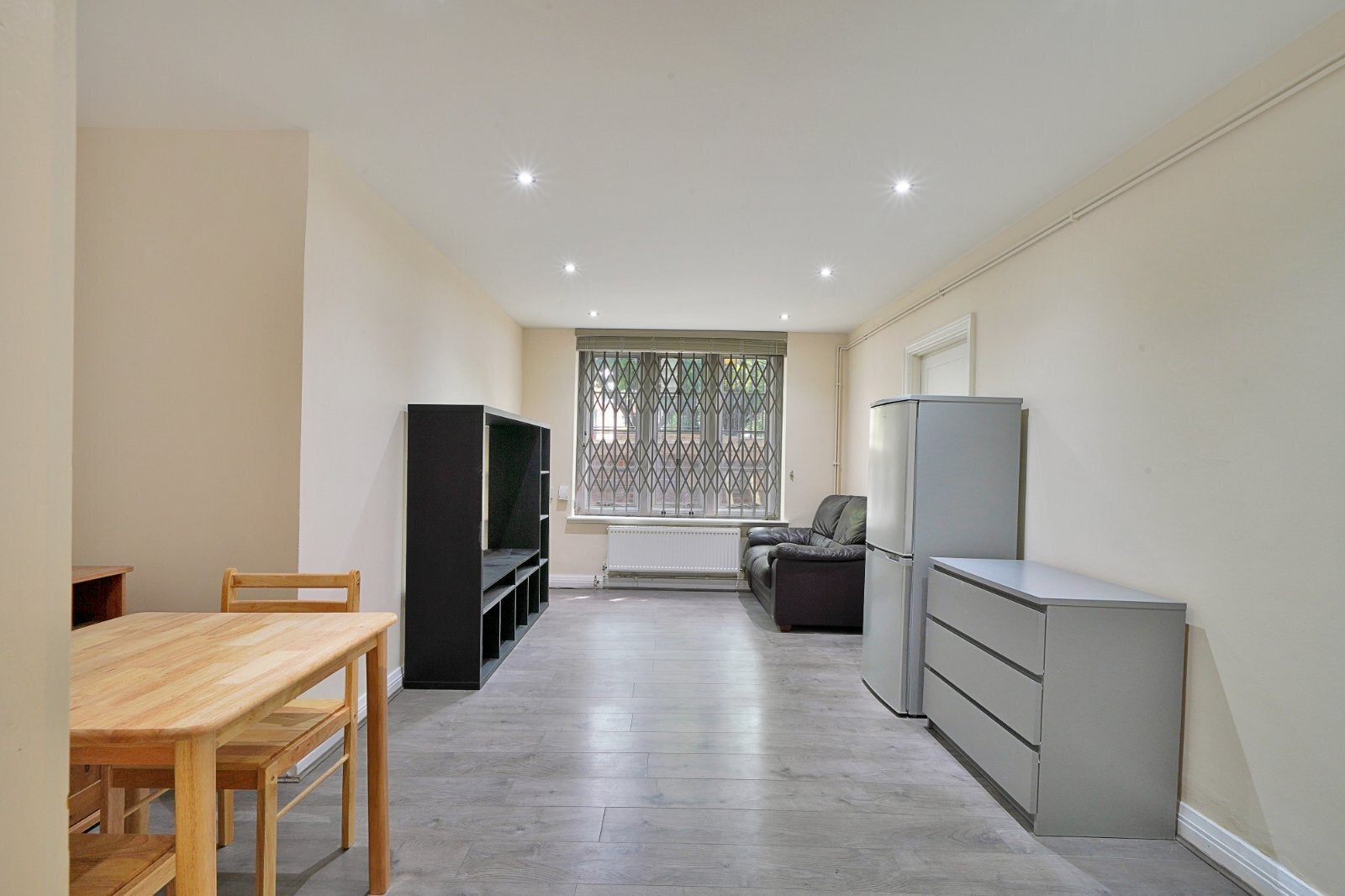 Flat Mortimer Crescent in Greater London