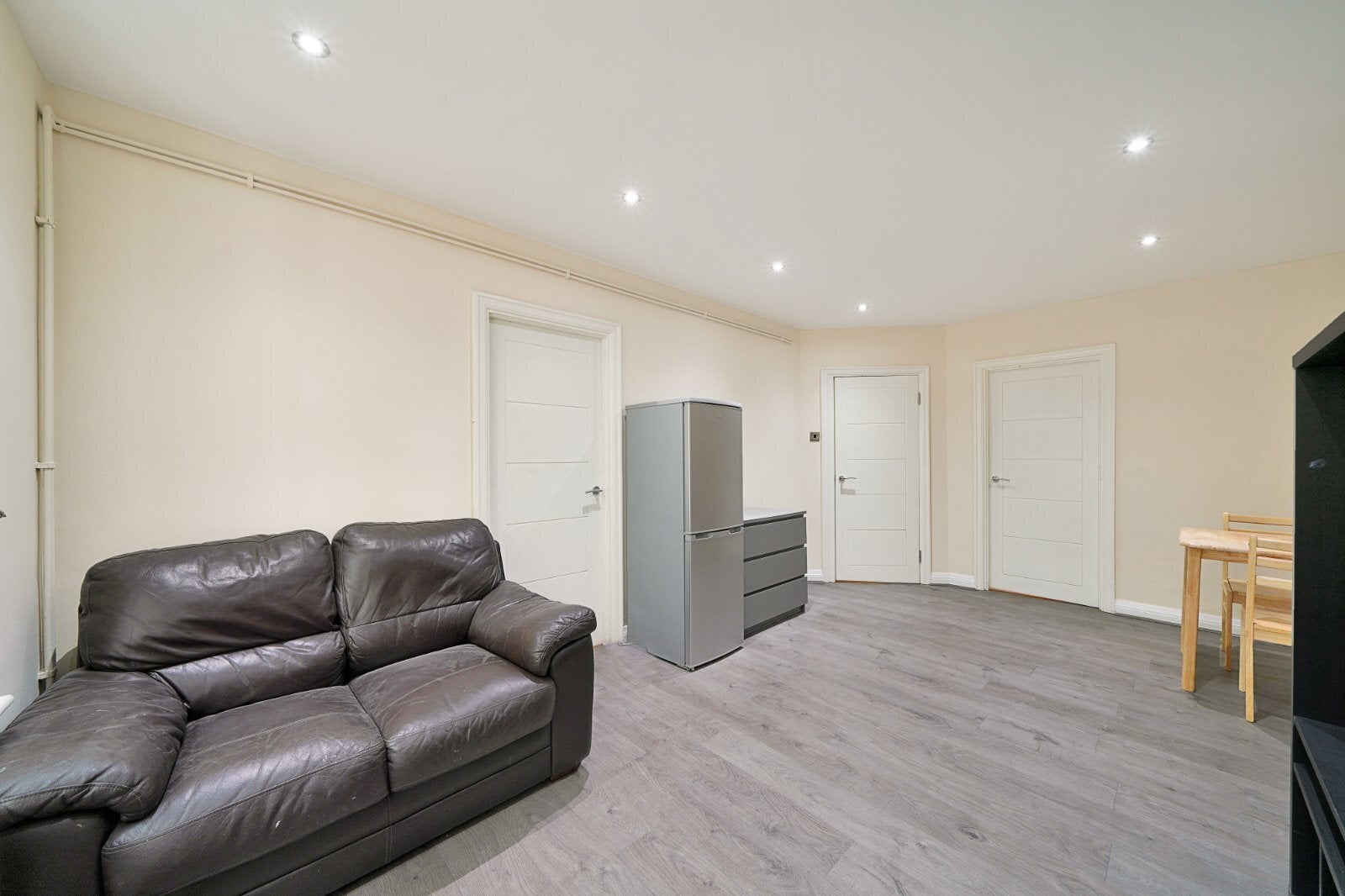 Flat Mortimer Crescent in Greater London