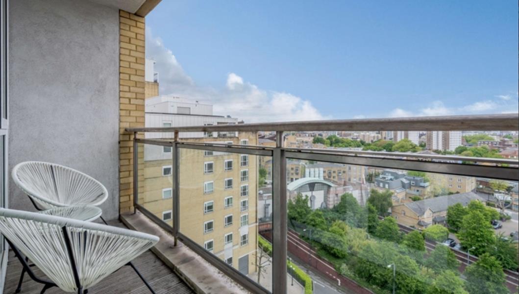 Flat Westferry Circus in Greater London