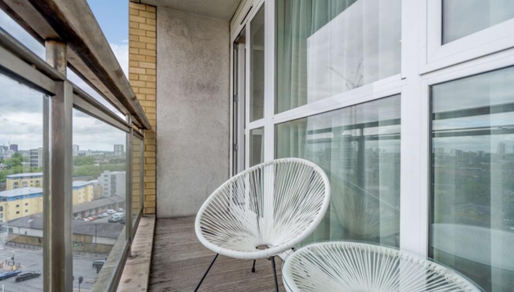 Flat Westferry Circus in Greater London