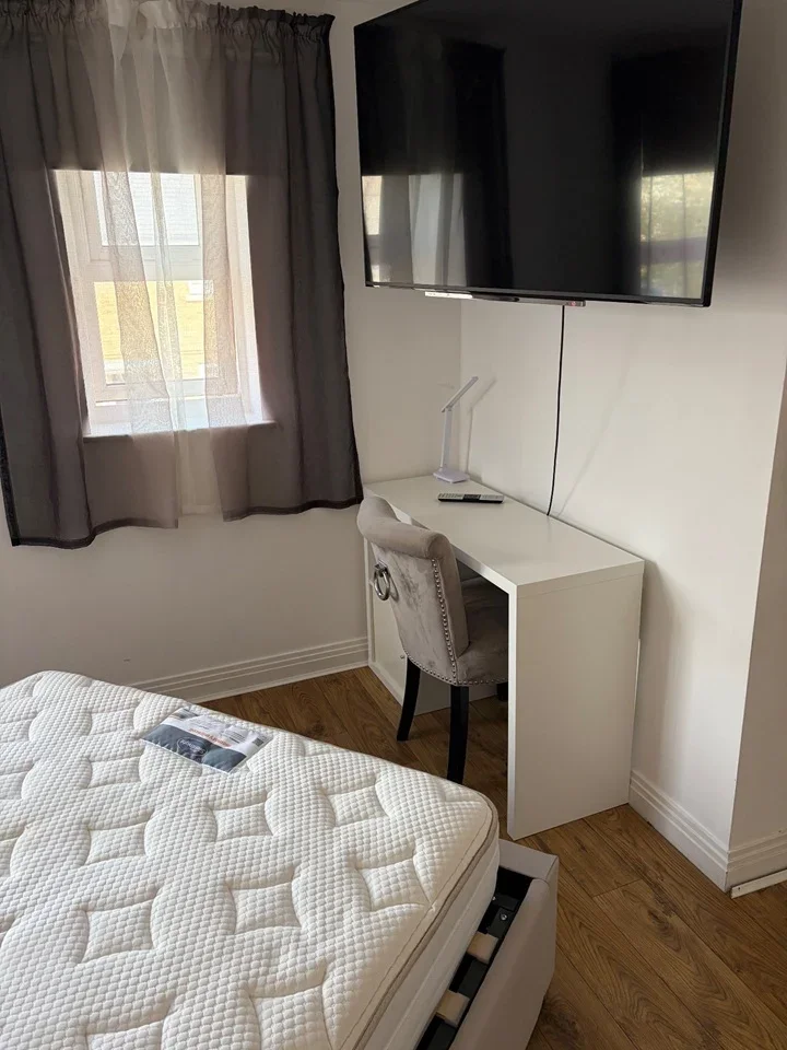 Room Autumn Way in Greater London