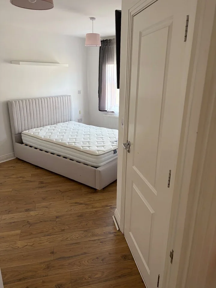 Room Autumn Way in Greater London