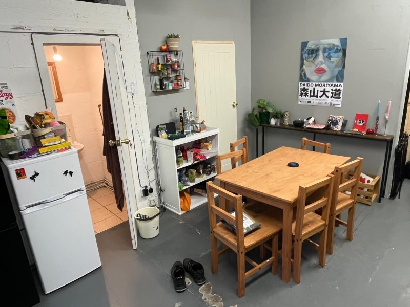 Room Wallis Road in Greater London