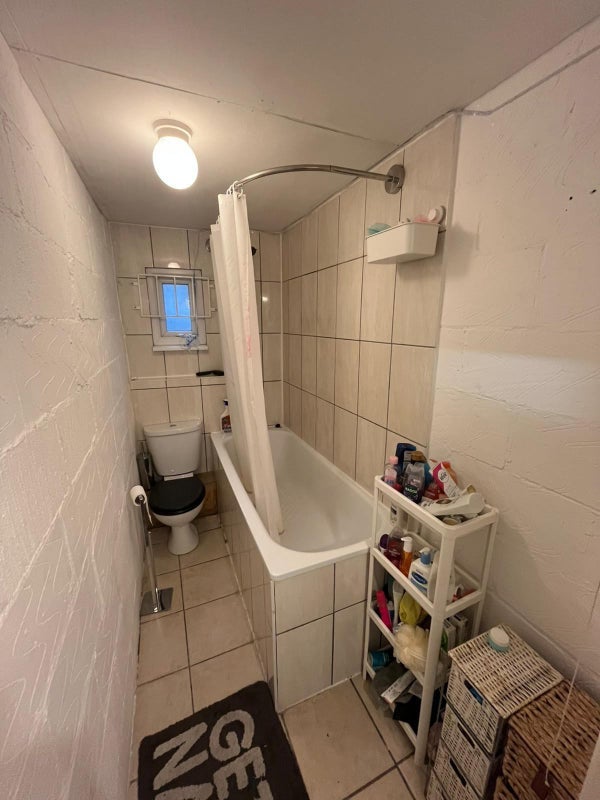 Room Wallis Road in Greater London