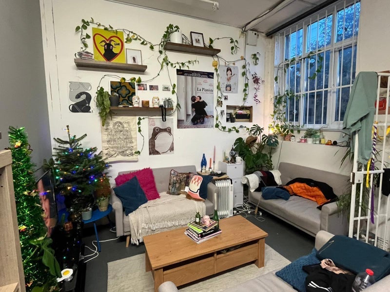 Room Wallis Road in Greater London