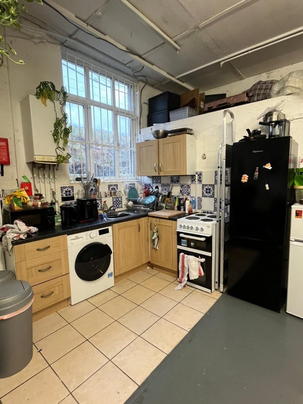 Room Wallis Road in Greater London