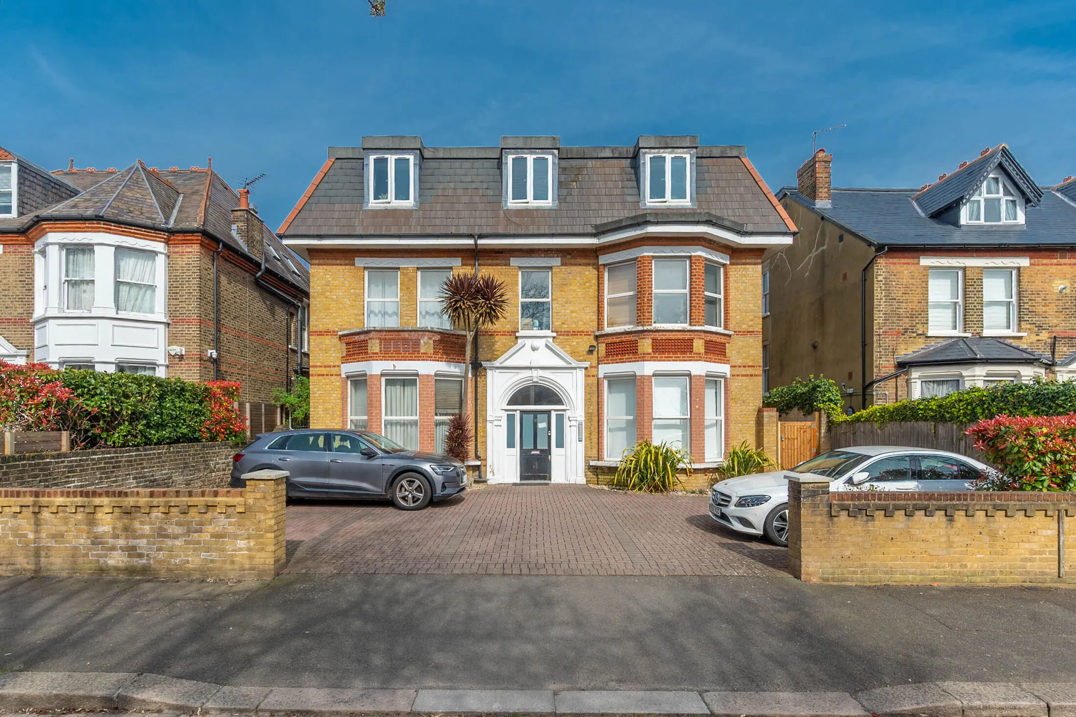 Flat Freeland Road in Greater London