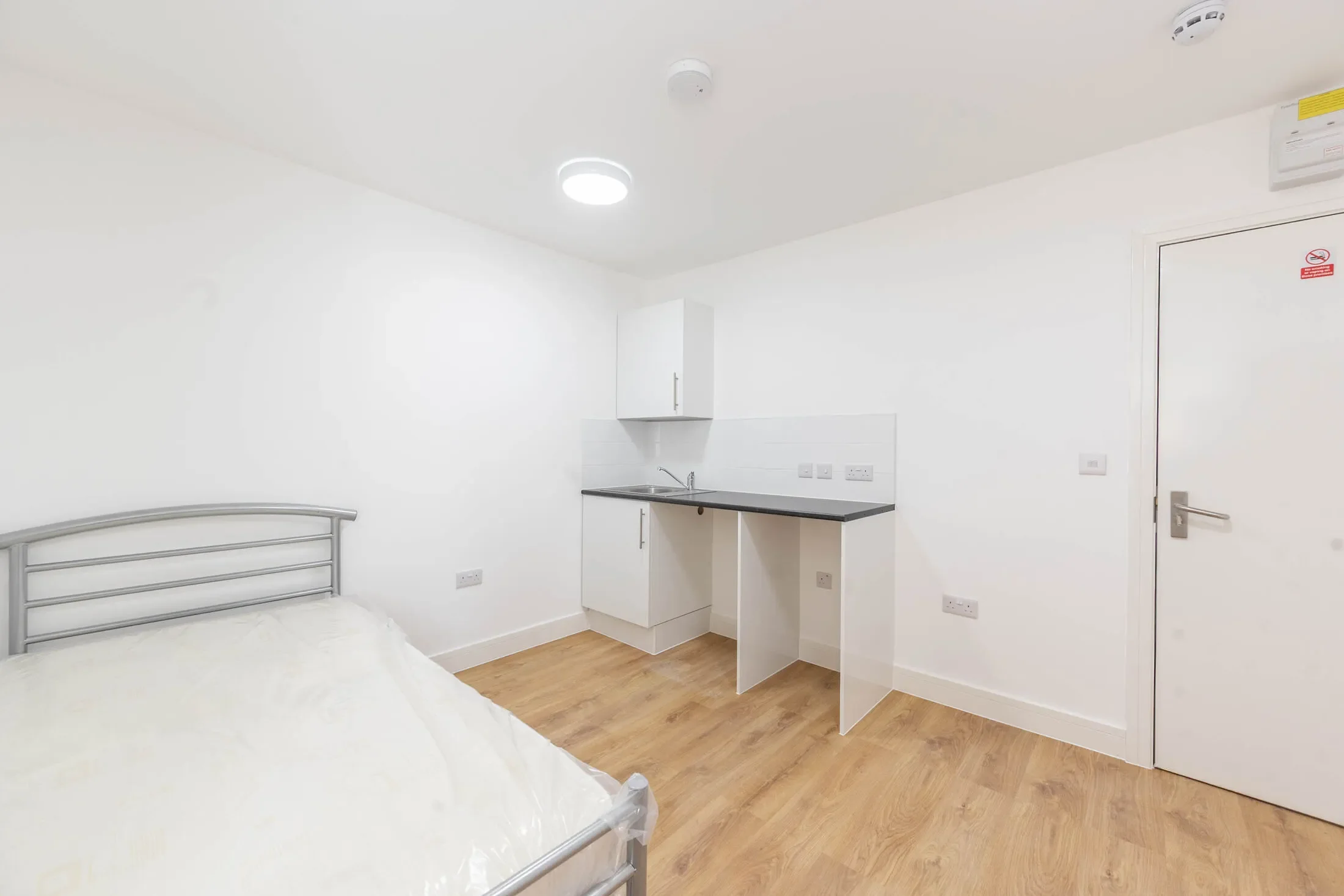 Flat Freeland Road in Greater London