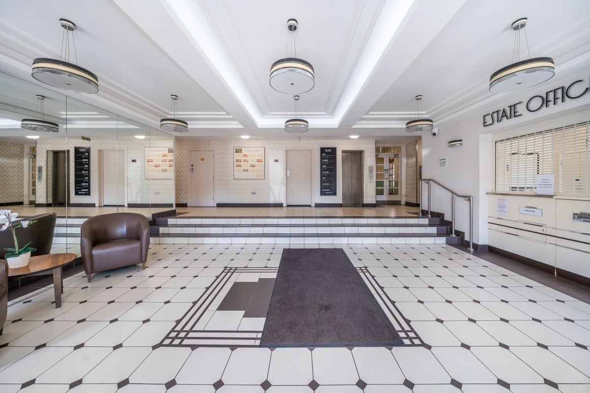 Flat Nightingale Lane in Greater London