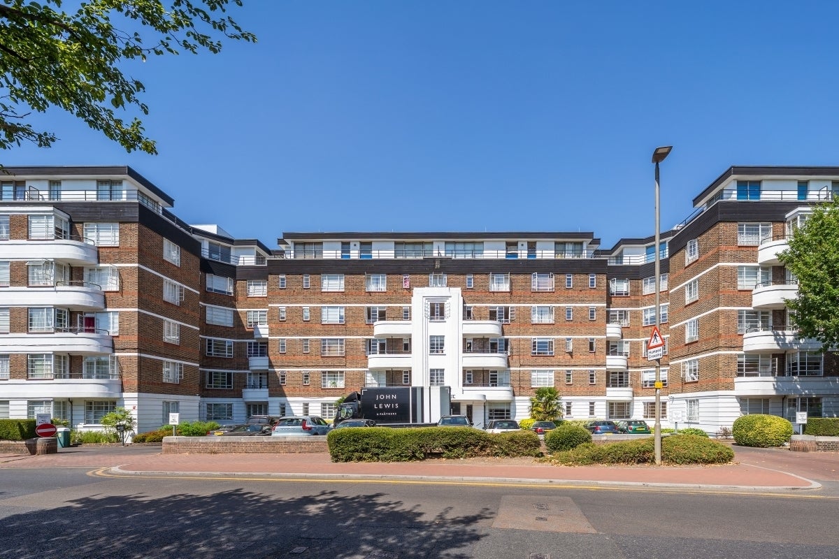 Flat Nightingale Lane in Greater London