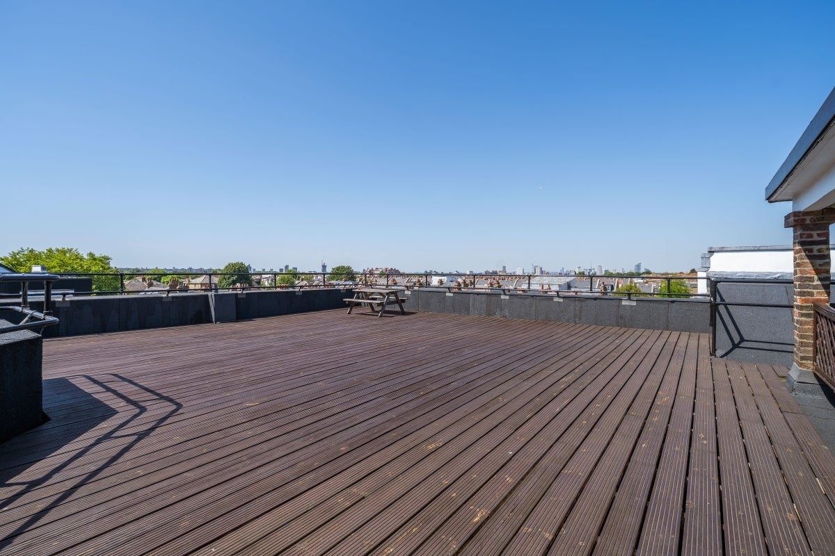 Flat Nightingale Lane in Greater London