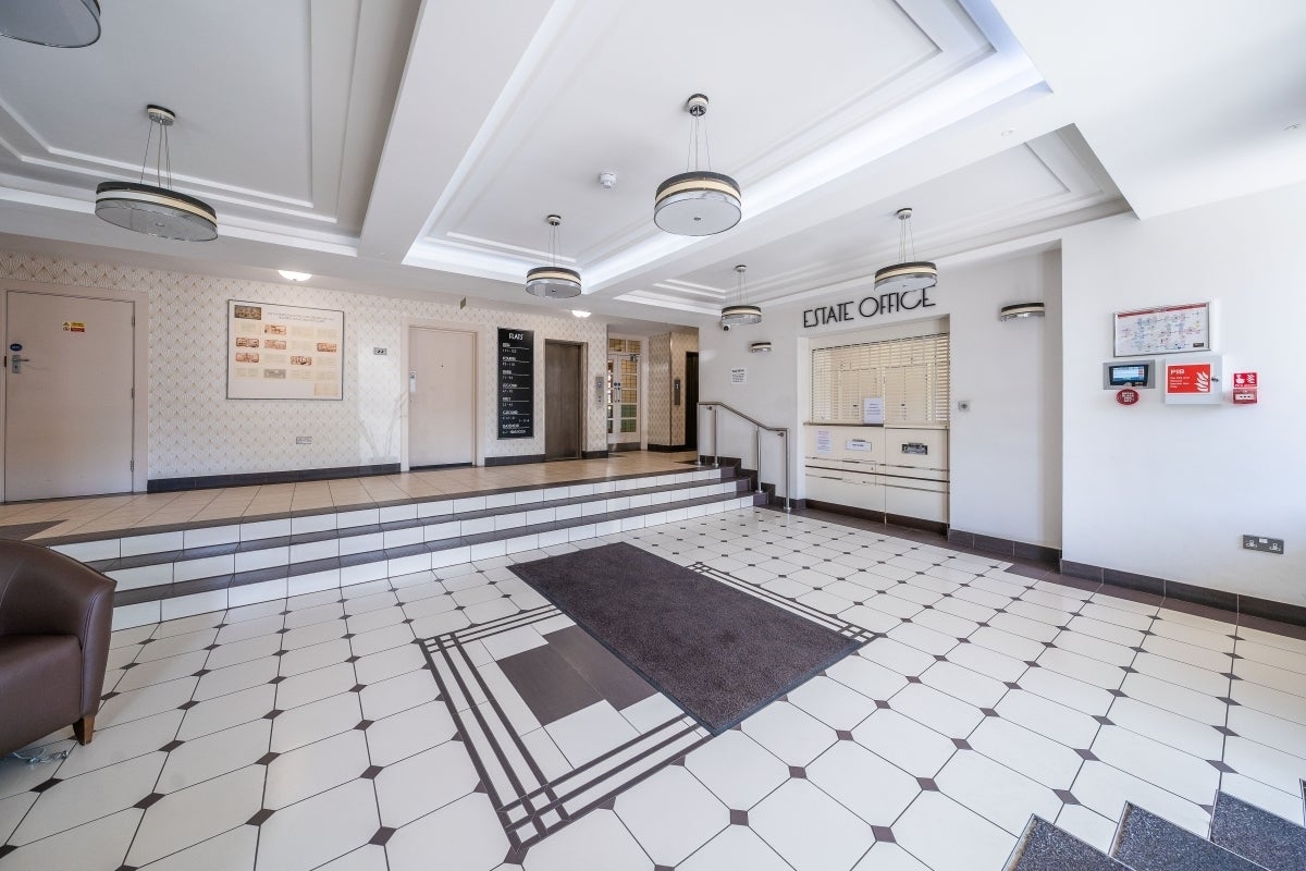 Flat Nightingale Lane in Greater London