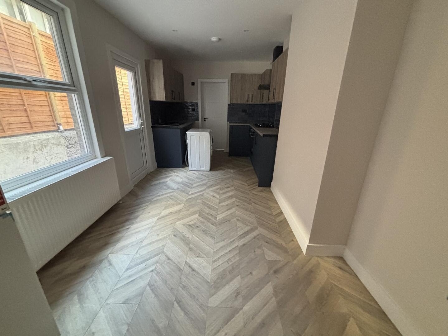 Flat Whitehorse Lane in Greater London