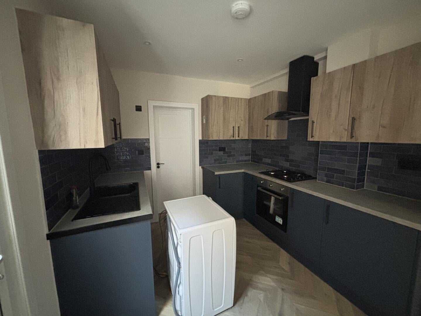 Flat Whitehorse Lane in Greater London