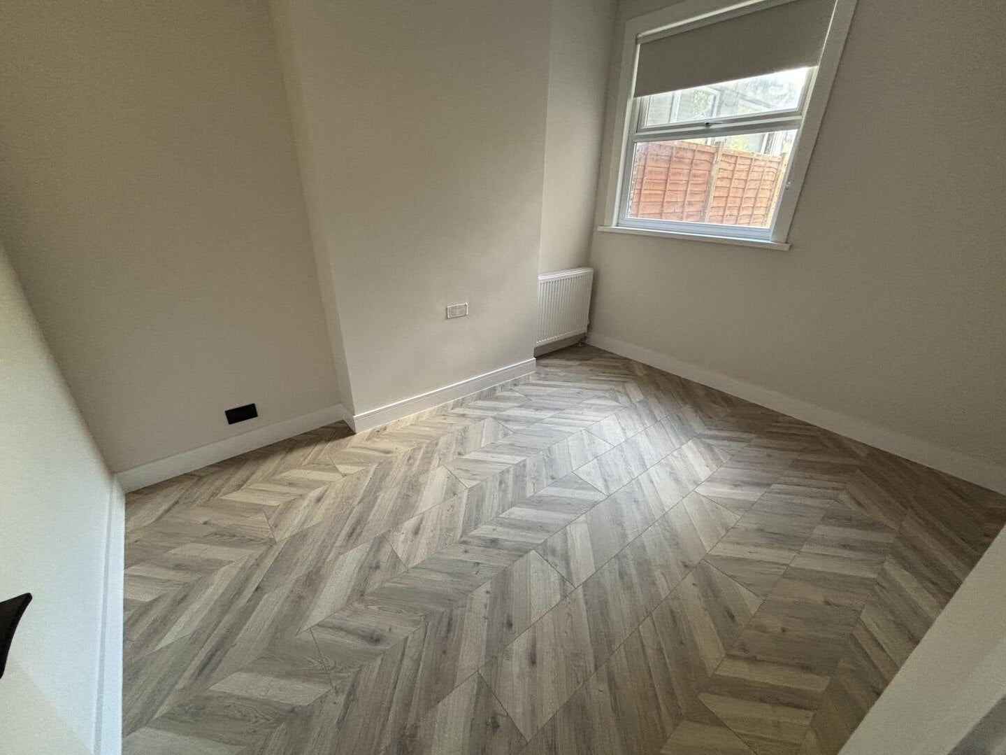 Flat Whitehorse Lane in Greater London