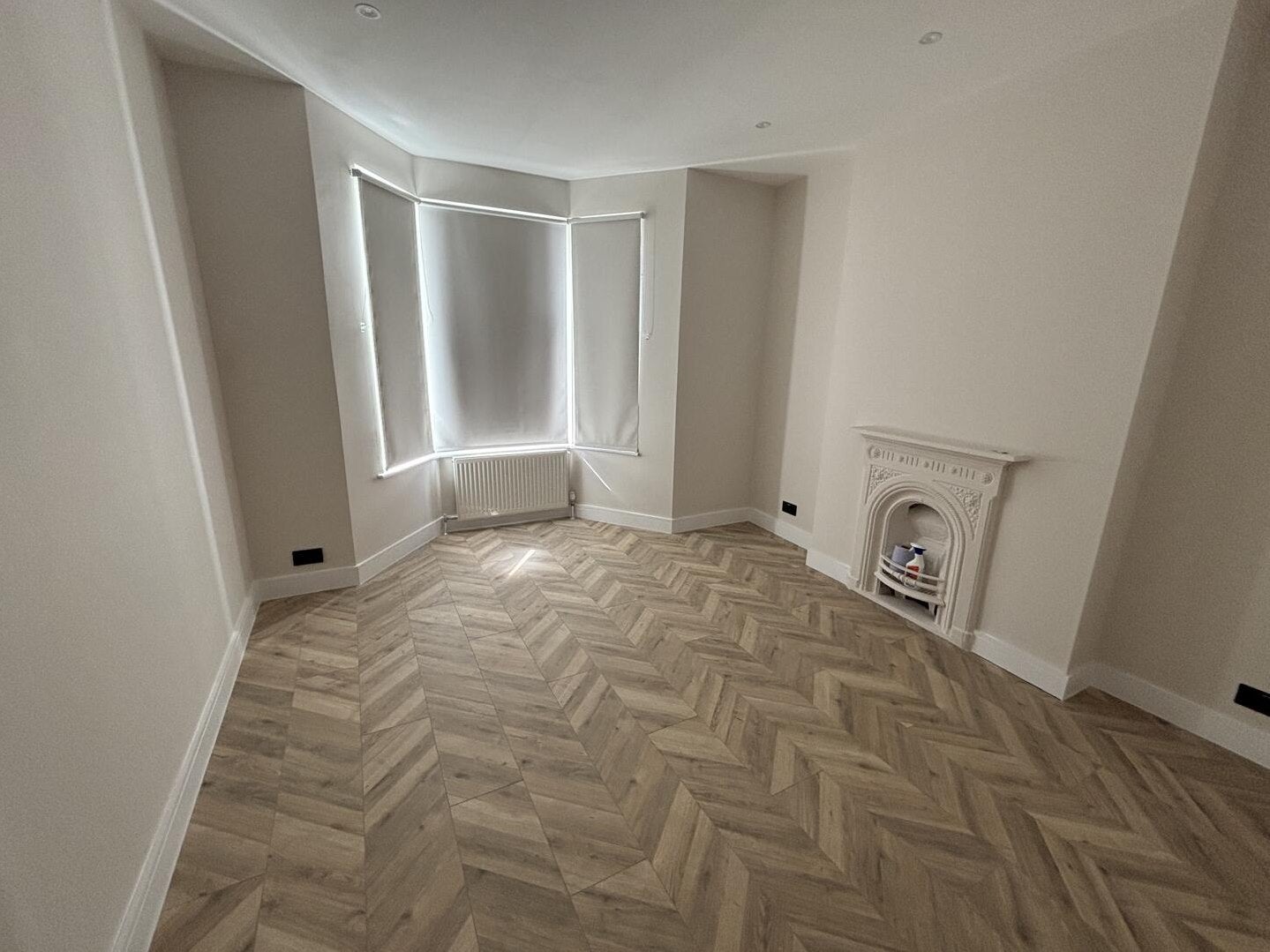 Flat Whitehorse Lane in Greater London