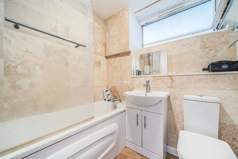 Room Cyrus Street in Greater London