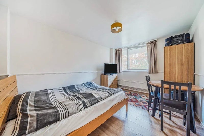 Room Cyrus Street in Greater London