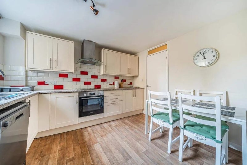 Room Cyrus Street in Greater London