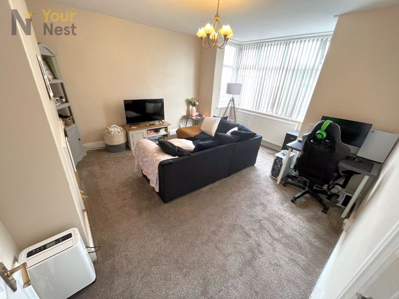 Flat Barrowby Avenue in Leeds