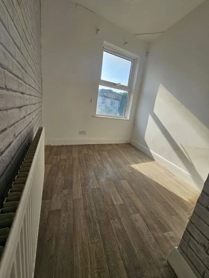 Room Heath Road in Greater London