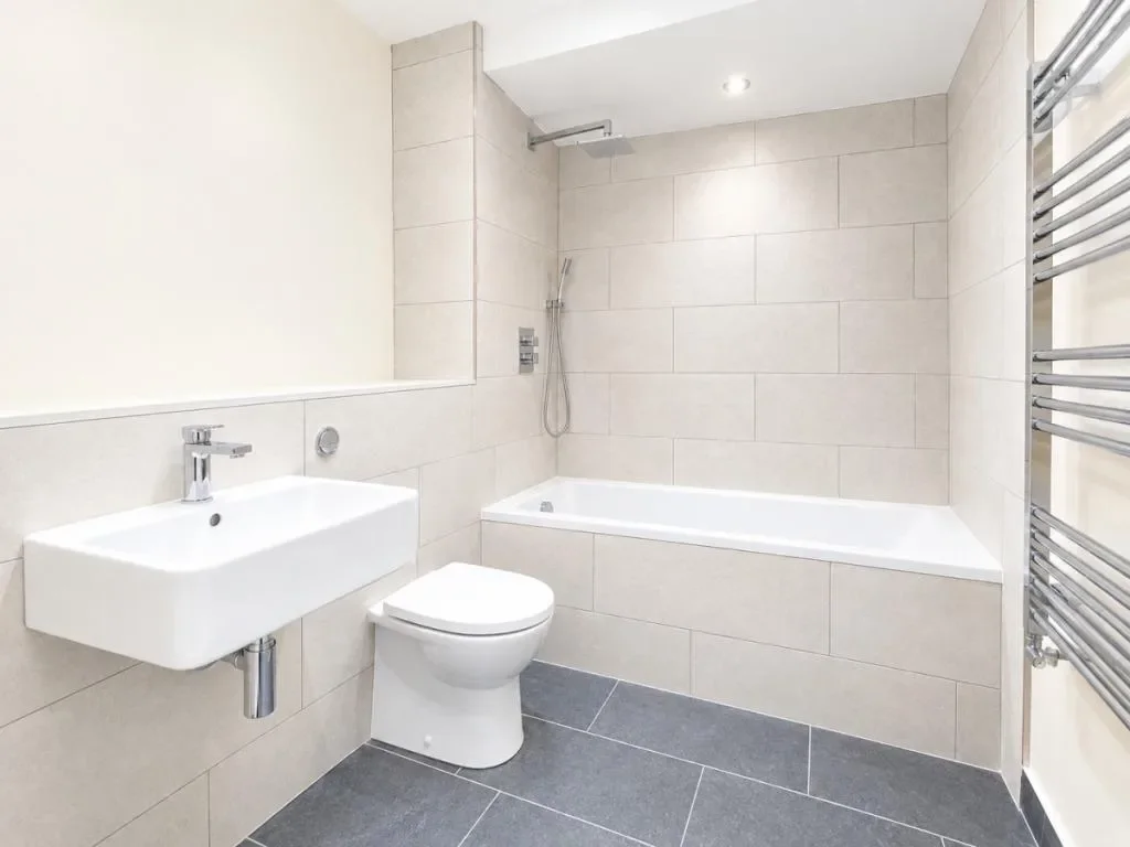 Flat Crouch Hill in Greater London