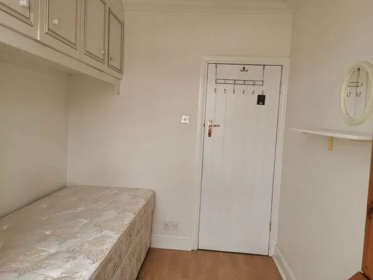 Room Becmead Avenue in Greater London