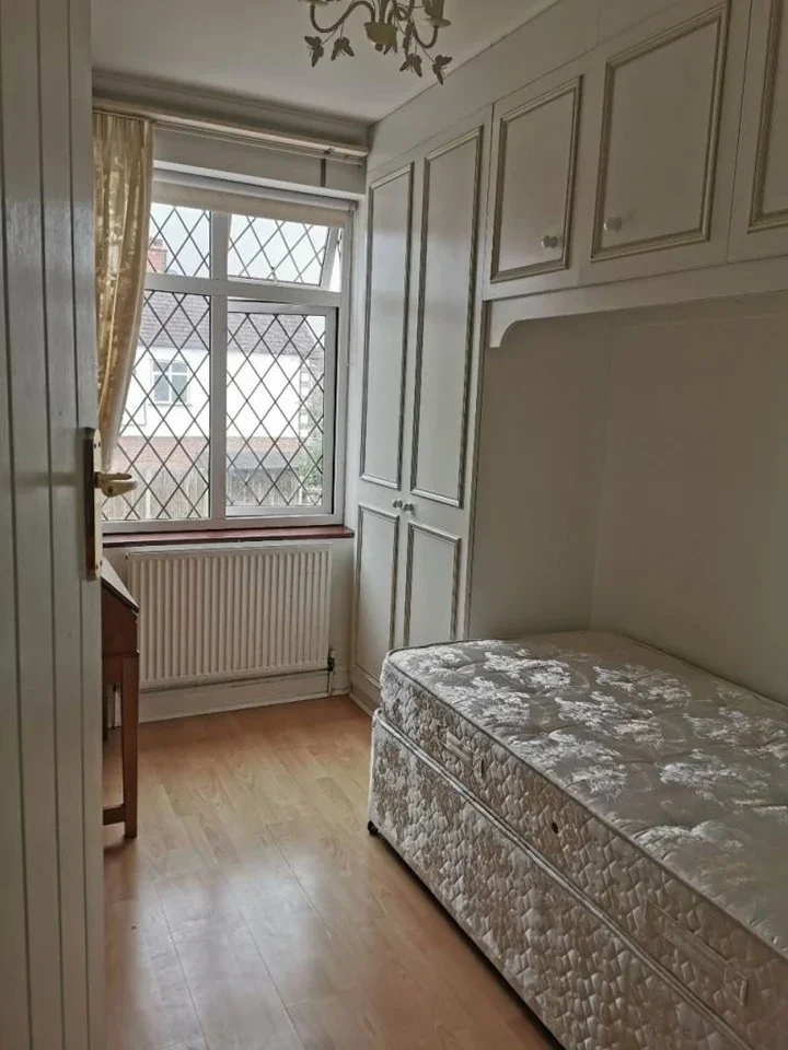 Room Becmead Avenue in Greater London