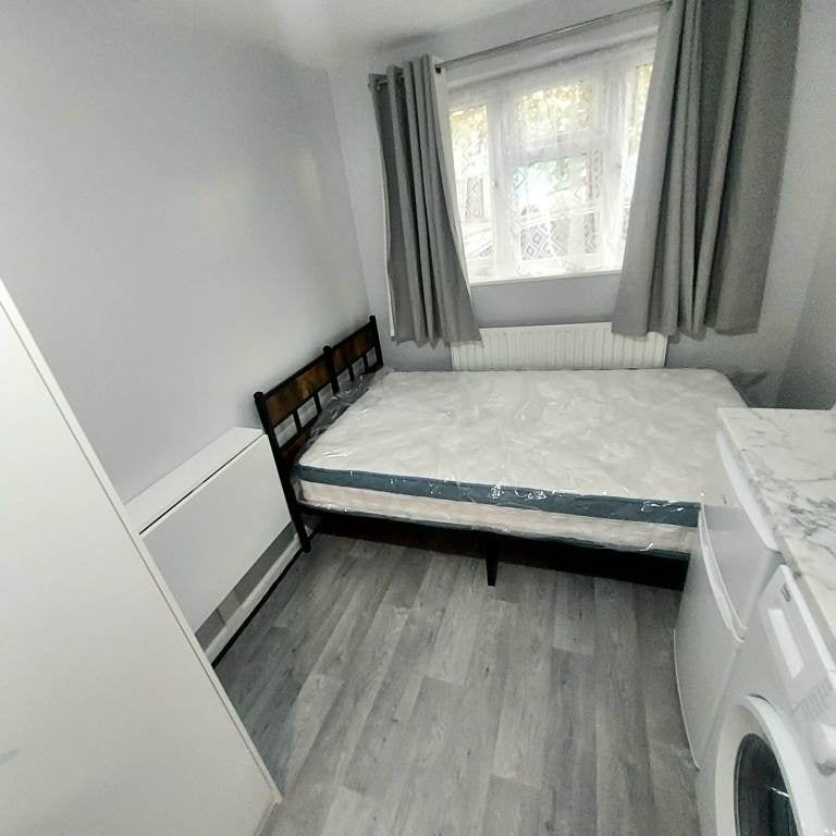 Room Cheshire Close in Greater London