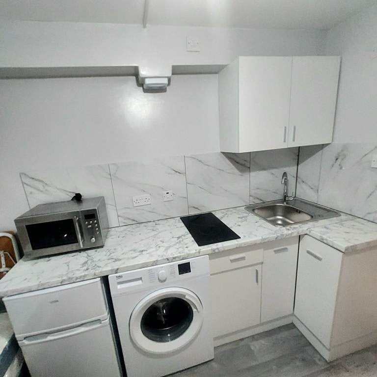 Room Cheshire Close in Greater London