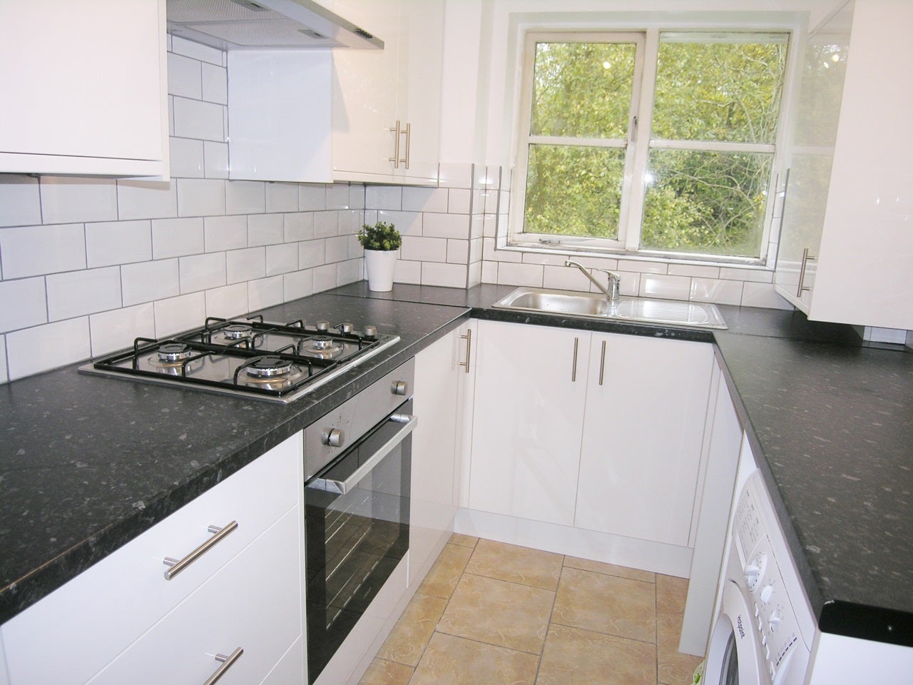Flat Gladbeck Way in Greater London
