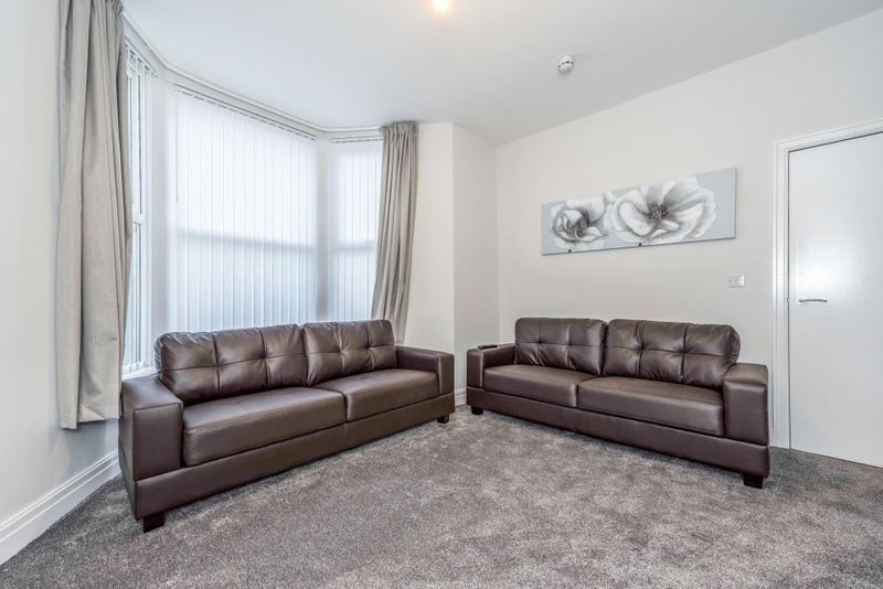 Room Derwent Road East in Liverpool